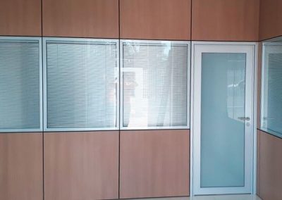 Divisorias de vidro duplo com persiana - Sicredi